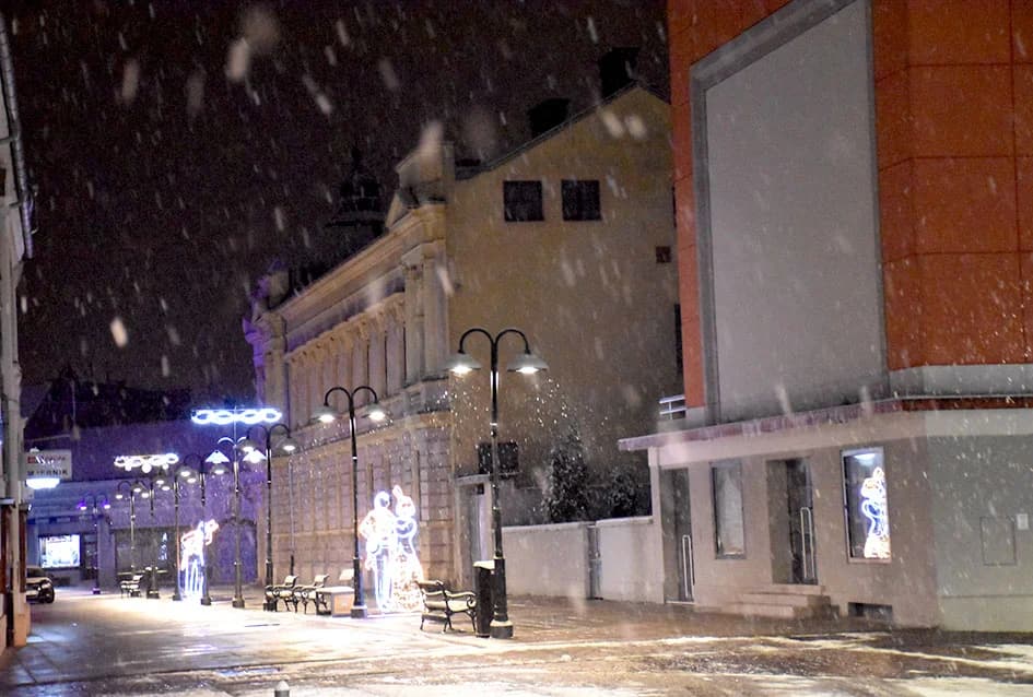 POŽEGA OSVANULA U BIJELOM: Snijeg zabijelio krovove, nema poledice