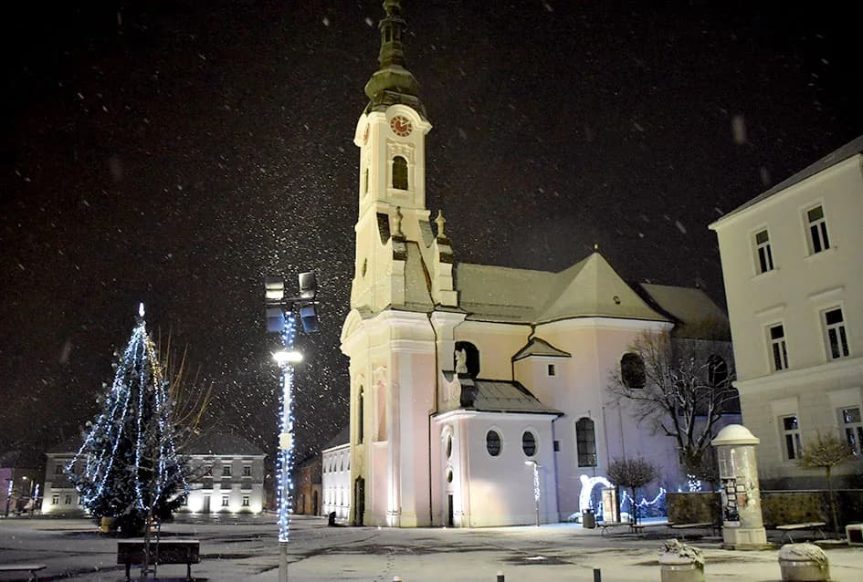 POŽEGA OSVANULA U BIJELOM: Snijeg zabijelio krovove, nema poledice
