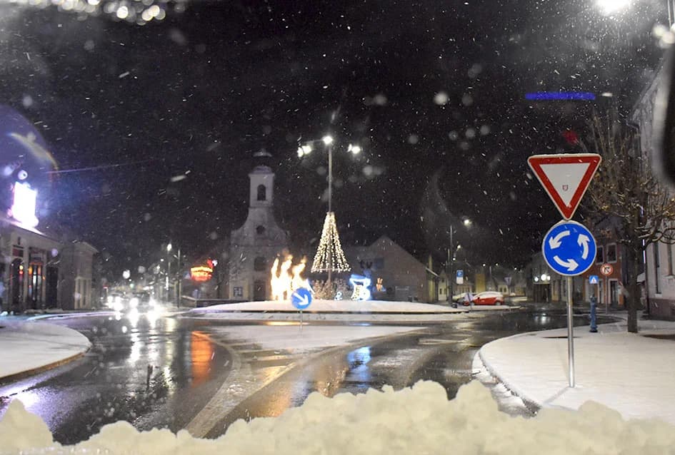 POŽEGA OSVANULA U BIJELOM: Snijeg zabijelio krovove, nema poledice