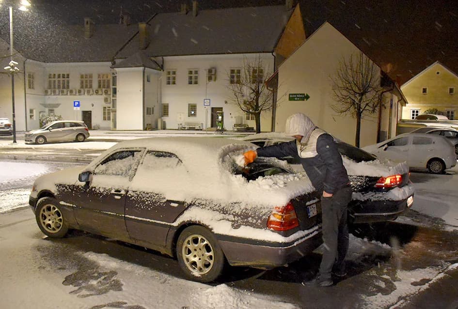 POŽEGA OSVANULA U BIJELOM: Snijeg zabijelio krovove, nema poledice