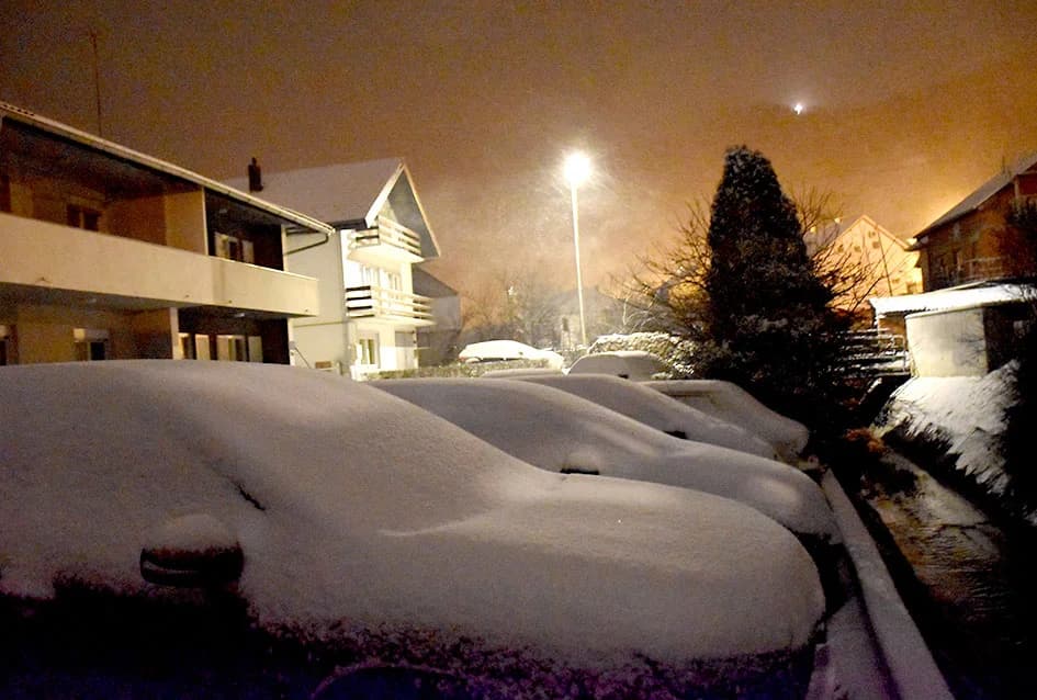 POŽEGA OSVANULA U BIJELOM: Snijeg zabijelio krovove, nema poledice