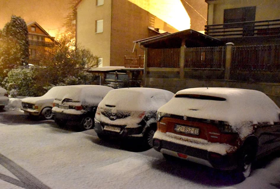 POŽEGA OSVANULA U BIJELOM: Snijeg zabijelio krovove, nema poledice