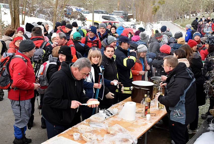 Održan 12. planinarski pohod na najviši vrh požeške gore koji je završio u podnožju Kapavca