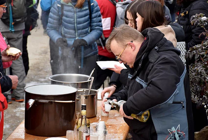 Održan 12. planinarski pohod na najviši vrh požeške gore koji je završio u podnožju Kapavca
