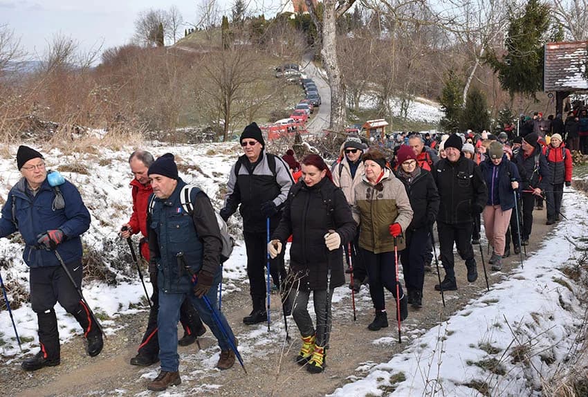 Održan 12. planinarski pohod na najviši vrh požeške gore koji je završio u podnožju Kapavca