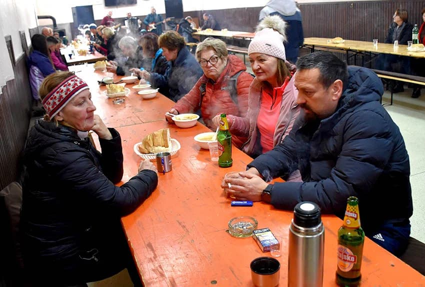 Održan 12. planinarski pohod na najviši vrh požeške gore koji je završio u podnožju Kapavca
