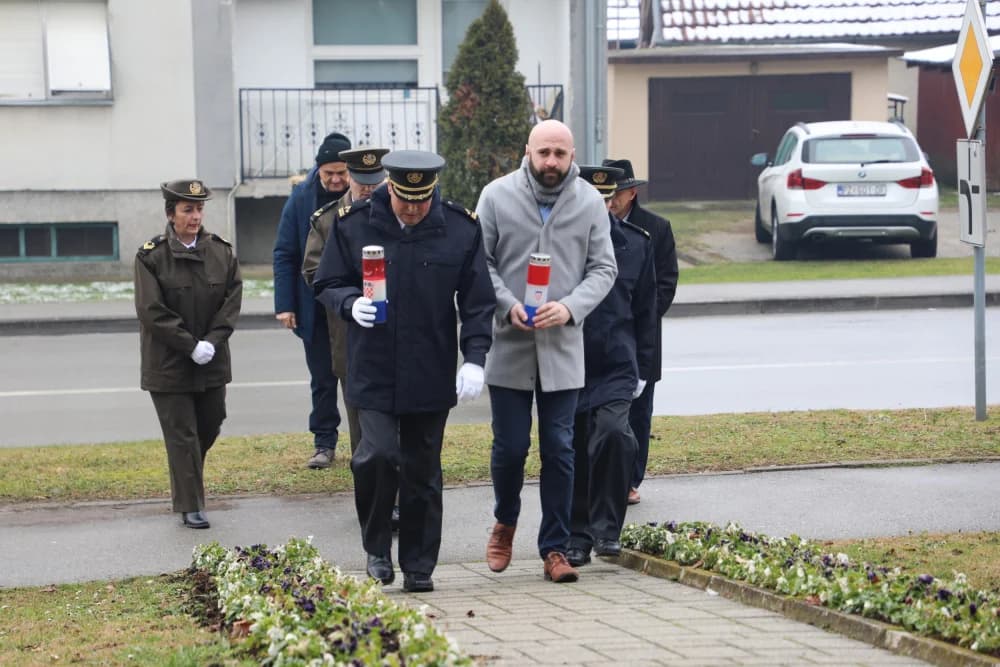 Predavanjem i paljenjem lampiona u Pleternici obilježen Dan međunarodnog priznanja Hrvatske i Dan mirne reintegracije hrvatskog Podunavlja