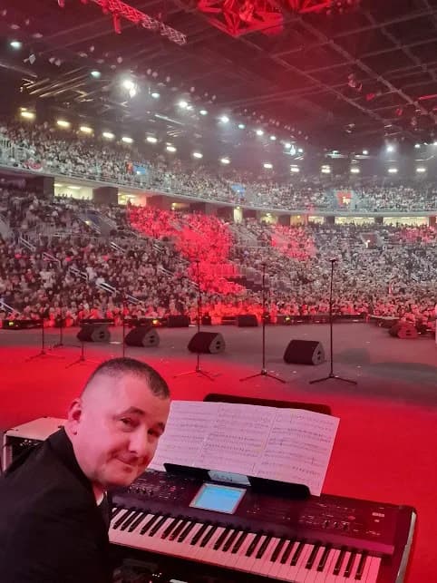 Pet požeških glazbenika nastupilo u orkestru koncerta Domu mom pred 18 tisuća gledatelja