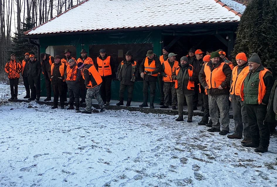 HUMANITARCI NA PAPUKU: Lovci požeškog Jelena odstrijelili 11 divljih svinja, a meso darivali Caritasu Požeške biskupije