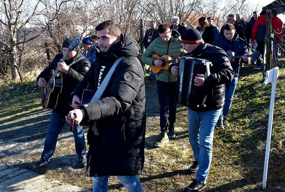 POŽEŽANI OBILJEŽILI VINCELOVO NA POŽEŠKOJ GORI: Slavlje u vinogradima s pogledom na Požešku kotlinu