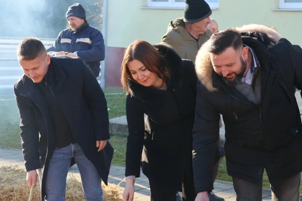 Na Trgu graševine u Kutjevu uz prigodan program orezani prvi trsovi loze i zapaljena vincelovska vatra