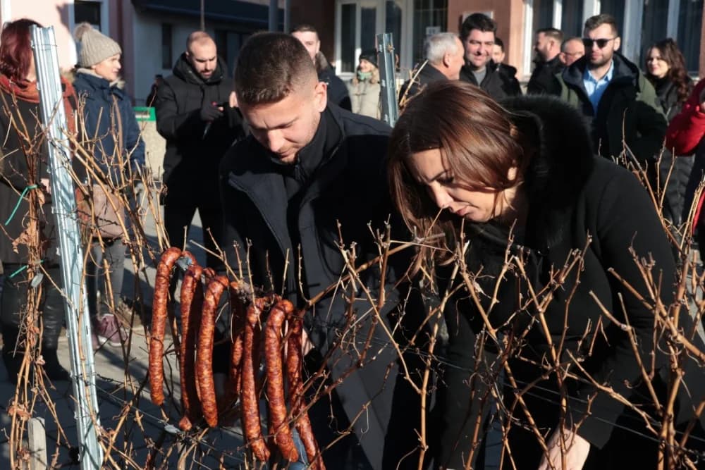 Na Trgu graševine u Kutjevu uz prigodan program orezani prvi trsovi loze i zapaljena vincelovska vatra