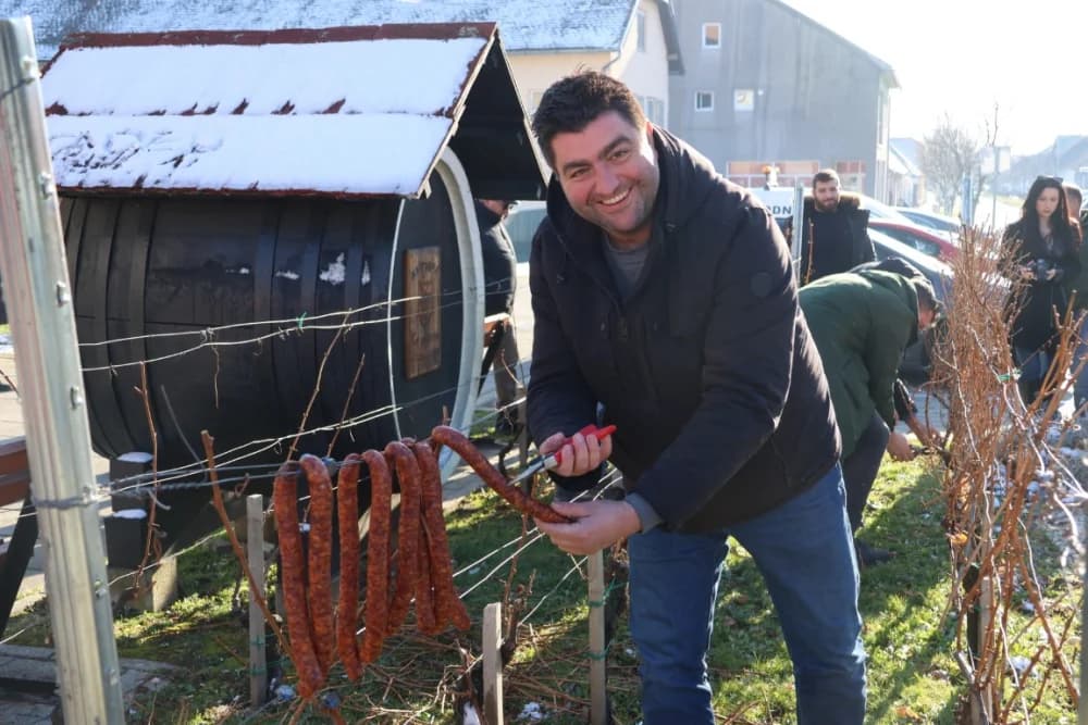 Na Trgu graševine u Kutjevu uz prigodan program orezani prvi trsovi loze i zapaljena vincelovska vatra