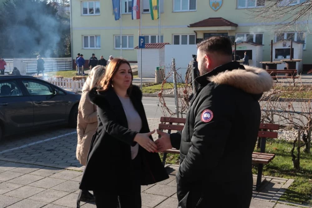 Na Trgu graševine u Kutjevu uz prigodan program orezani prvi trsovi loze i zapaljena vincelovska vatra