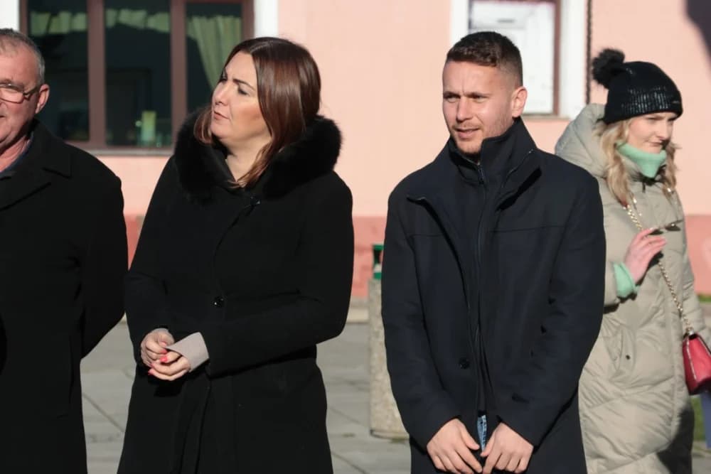 Na Trgu graševine u Kutjevu uz prigodan program orezani prvi trsovi loze i zapaljena vincelovska vatra