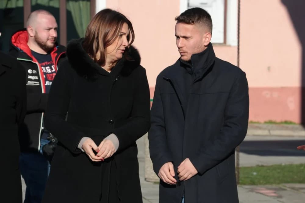 Na Trgu graševine u Kutjevu uz prigodan program orezani prvi trsovi loze i zapaljena vincelovska vatra