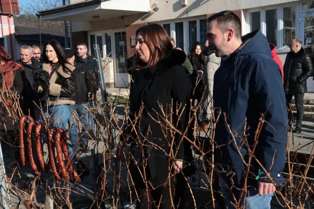 Na Trgu graševine u Kutjevu uz prigodan program orezani prvi trsovi loze i zapaljena vincelovska vatra
