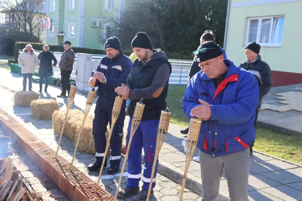 Na Trgu graševine u Kutjevu uz prigodan program orezani prvi trsovi loze i zapaljena vincelovska vatra
