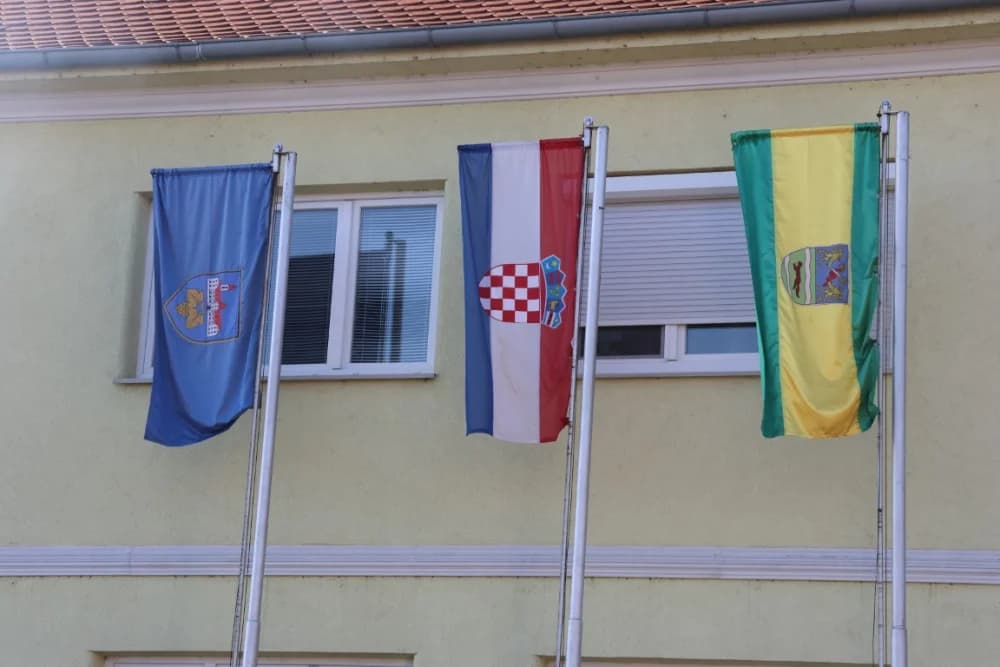 Na Trgu graševine u Kutjevu uz prigodan program orezani prvi trsovi loze i zapaljena vincelovska vatra
