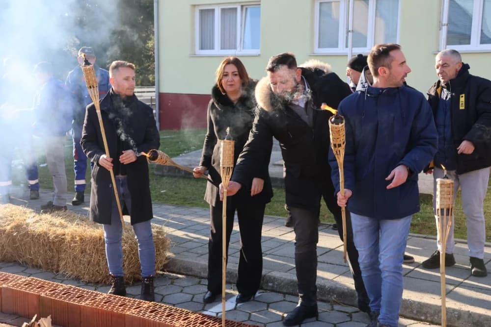 Na Trgu graševine u Kutjevu uz prigodan program orezani prvi trsovi loze i zapaljena vincelovska vatra