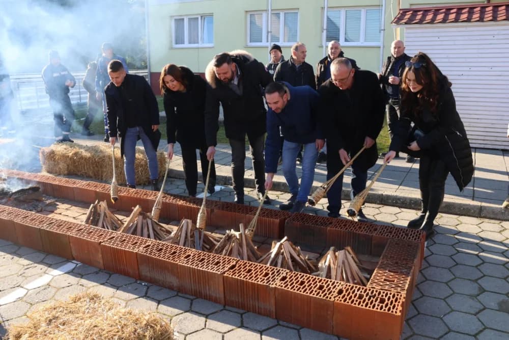 Na Trgu graševine u Kutjevu uz prigodan program orezani prvi trsovi loze i zapaljena vincelovska vatra