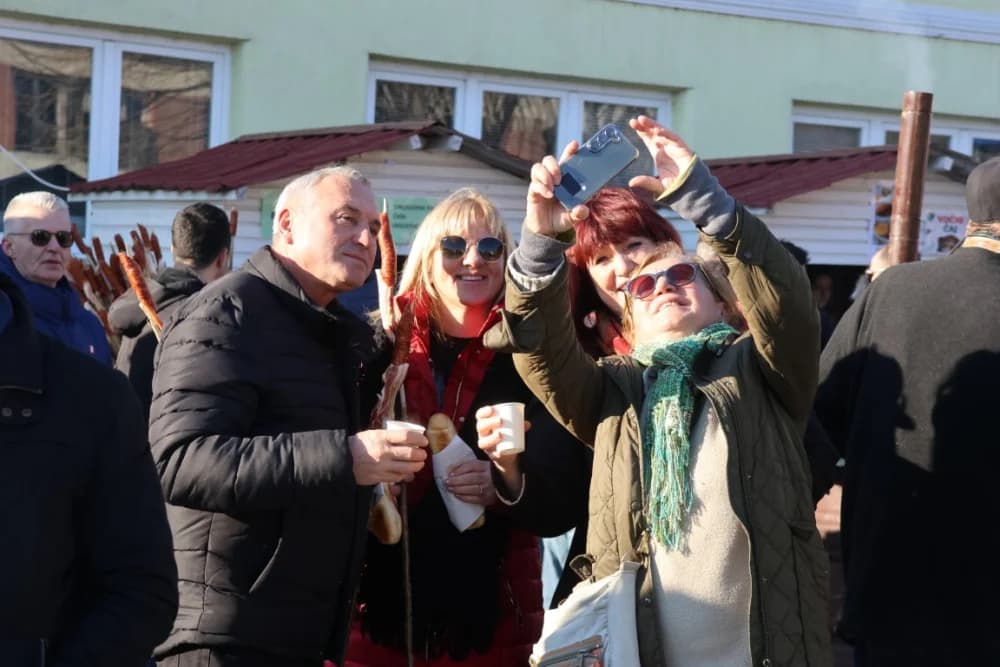 Na Trgu graševine u Kutjevu uz prigodan program orezani prvi trsovi loze i zapaljena vincelovska vatra