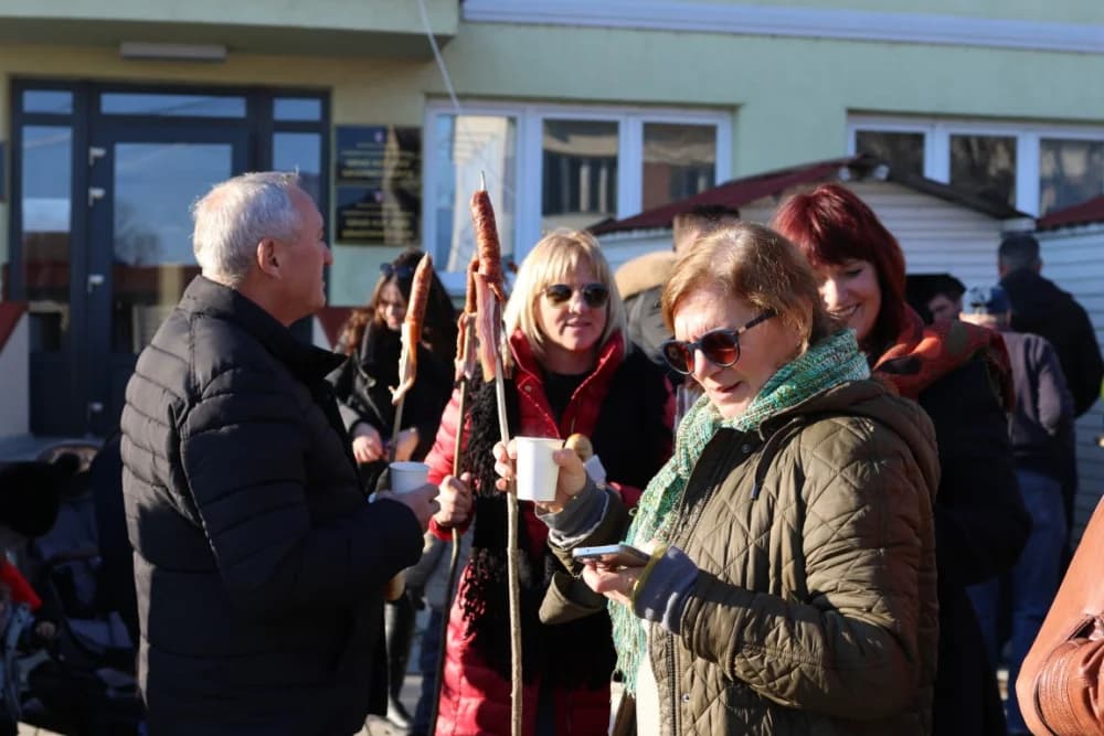 Na Trgu graševine u Kutjevu uz prigodan program orezani prvi trsovi loze i zapaljena vincelovska vatra