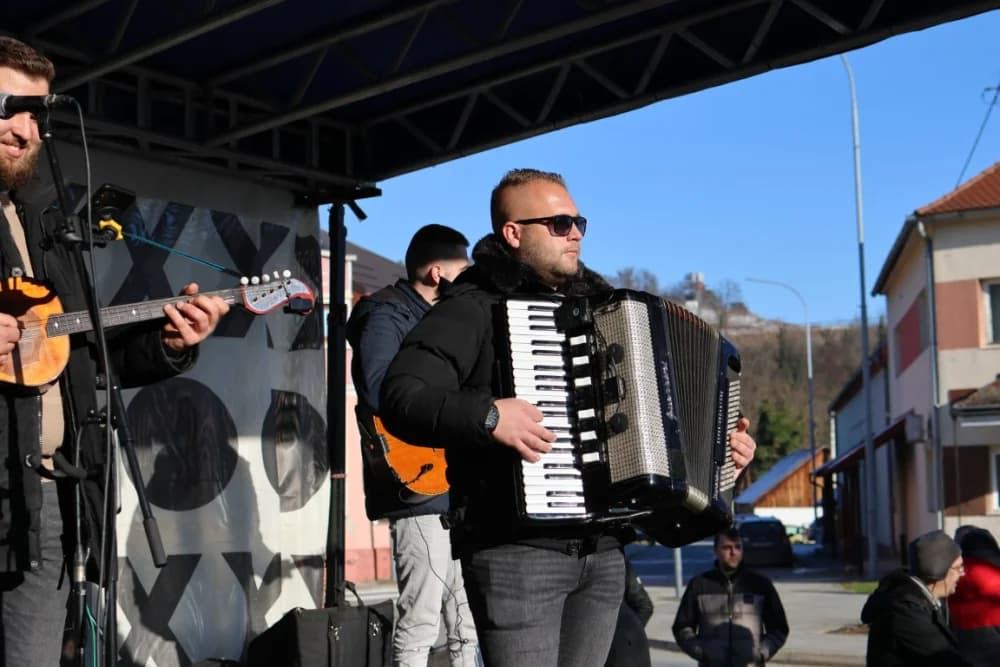 Na Trgu graševine u Kutjevu uz prigodan program orezani prvi trsovi loze i zapaljena vincelovska vatra