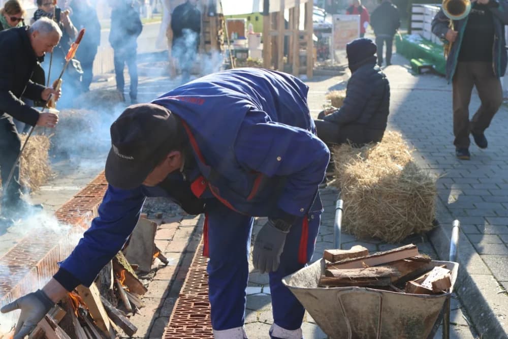 Na Trgu graševine u Kutjevu uz prigodan program orezani prvi trsovi loze i zapaljena vincelovska vatra