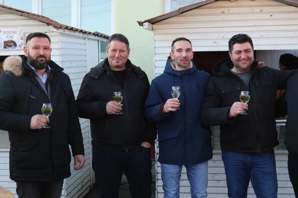 Na Trgu graševine u Kutjevu uz prigodan program orezani prvi trsovi loze i zapaljena vincelovska vatra