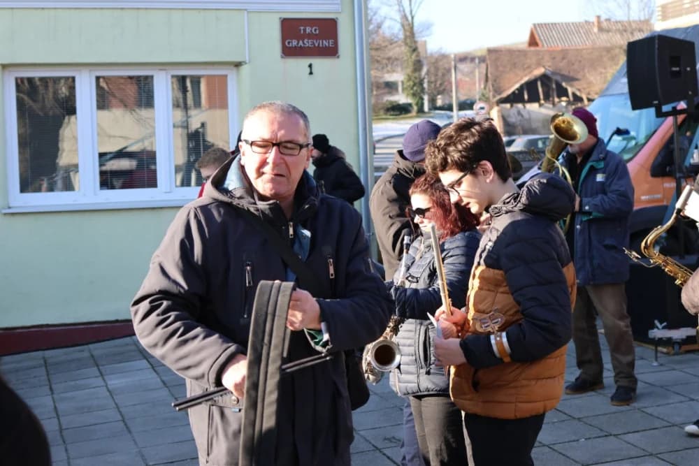 Na Trgu graševine u Kutjevu uz prigodan program orezani prvi trsovi loze i zapaljena vincelovska vatra