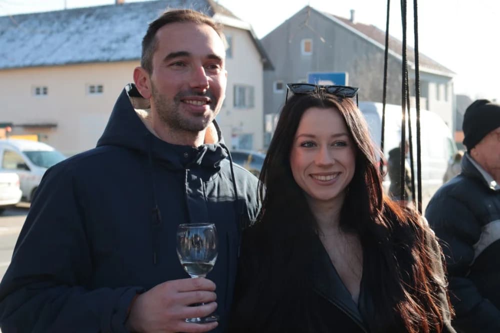 Na Trgu graševine u Kutjevu uz prigodan program orezani prvi trsovi loze i zapaljena vincelovska vatra