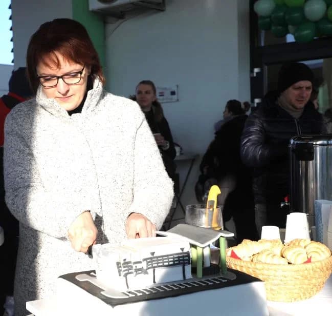 TREĆA GODIŠNJICA GRADSKE TRŽNICE U PLETERNICI: Za prodavače ruže, a rođendanska torta, čaj i kava za posjetitelje
