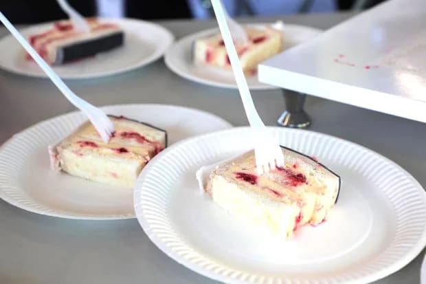 TREĆA GODIŠNJICA GRADSKE TRŽNICE U PLETERNICI: Za prodavače ruže, a rođendanska torta, čaj i kava za posjetitelje