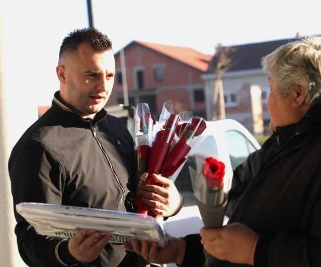 TREĆA GODIŠNJICA GRADSKE TRŽNICE U PLETERNICI: Za prodavače ruže, a rođendanska torta, čaj i kava za posjetitelje