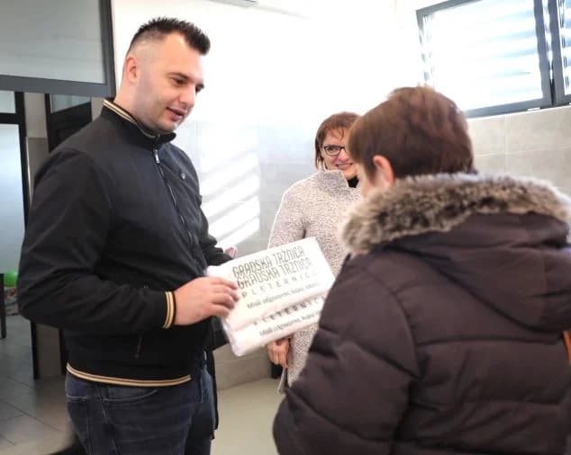 TREĆA GODIŠNJICA GRADSKE TRŽNICE U PLETERNICI: Za prodavače ruže, a rođendanska torta, čaj i kava za posjetitelje