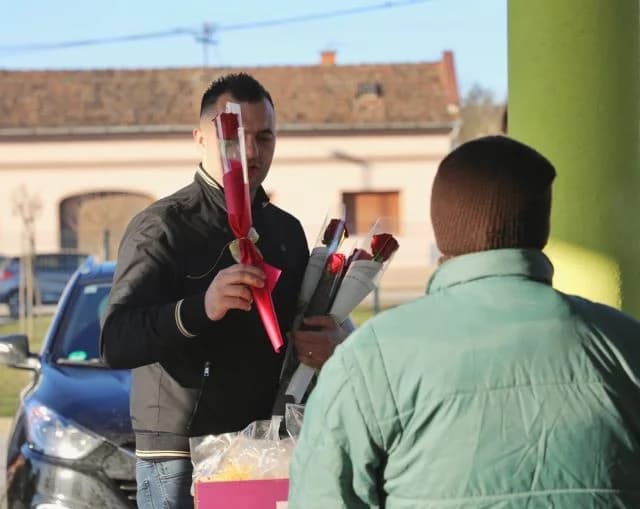TREĆA GODIŠNJICA GRADSKE TRŽNICE U PLETERNICI: Za prodavače ruže, a rođendanska torta, čaj i kava za posjetitelje