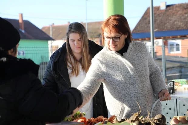 TREĆA GODIŠNJICA GRADSKE TRŽNICE U PLETERNICI: Za prodavače ruže, a rođendanska torta, čaj i kava za posjetitelje