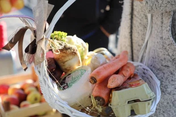 TREĆA GODIŠNJICA GRADSKE TRŽNICE U PLETERNICI: Za prodavače ruže, a rođendanska torta, čaj i kava za posjetitelje