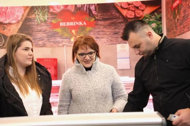 TREĆA GODIŠNJICA GRADSKE TRŽNICE U PLETERNICI: Za prodavače ruže, a rođendanska torta, čaj i kava za posjetitelje