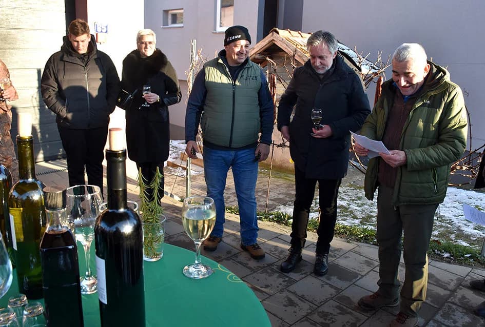 OBRED VINCELOVA OBAVLJEN KOD ŠKORE U MITROVCU: Najavljena nova vinogradarska godina