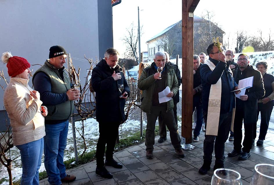 OBRED VINCELOVA OBAVLJEN KOD ŠKORE U MITROVCU: Najavljena nova vinogradarska godina