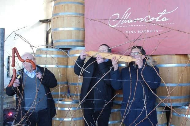 Svečano obilježili Vincelovo u tvrtki Vina Markota uz blagoslov vinove loze, pjesmu i druženje