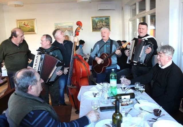 Svečano obilježili Vincelovo u tvrtki Vina Markota uz blagoslov vinove loze, pjesmu i druženje