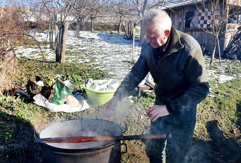 VINCELOVO U VINOGRADU OBITELJI MAJSTOROVIĆ U KUTJEVU: Zazvali bogatu berbu i obilje vina u podrumu
