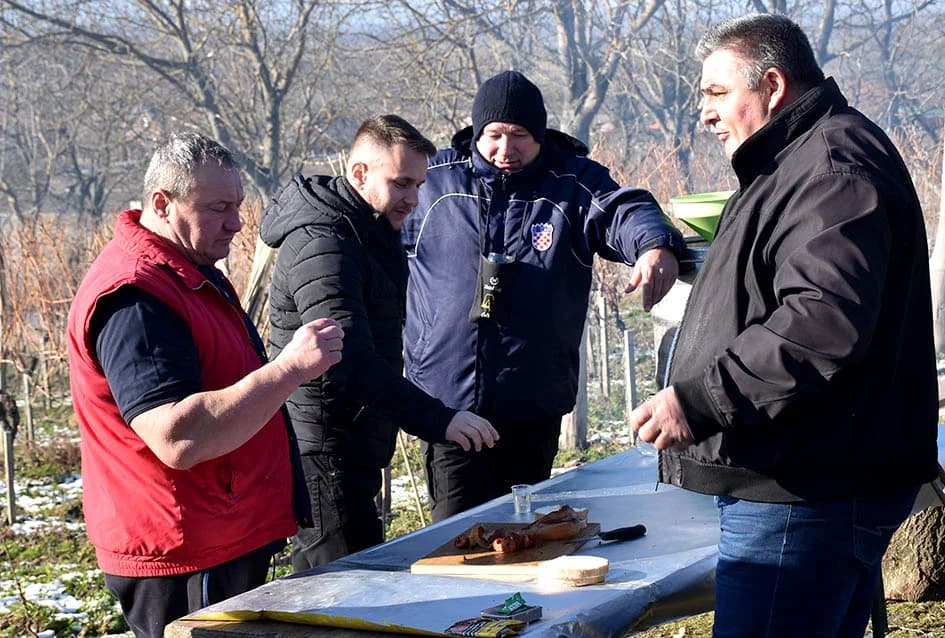 VINCELOVO U VINOGRADU OBITELJI MAJSTOROVIĆ U KUTJEVU: Zazvali bogatu berbu i obilje vina u podrumu