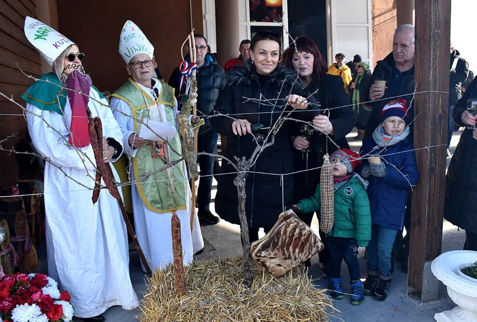 /FOTO/ Pojeden pršut od 12 kilograma i dvije stotine sarmi