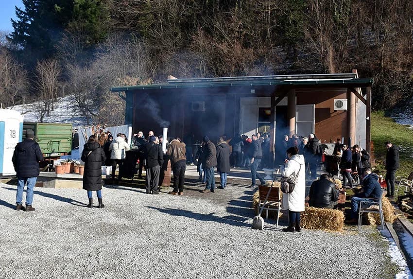 /FOTO/ Pojeden pršut od 12 kilograma i dvije stotine sarmi