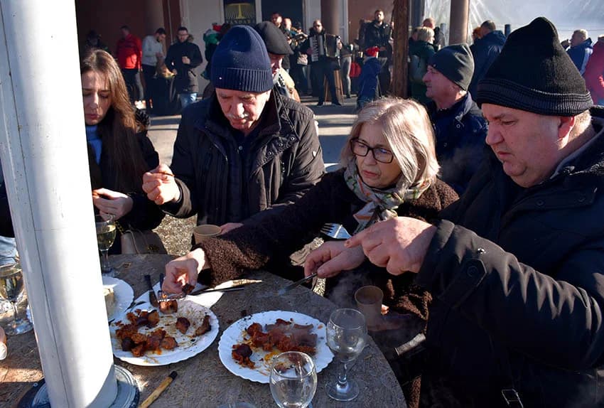 /FOTO/ Pojeden pršut od 12 kilograma i dvije stotine sarmi
