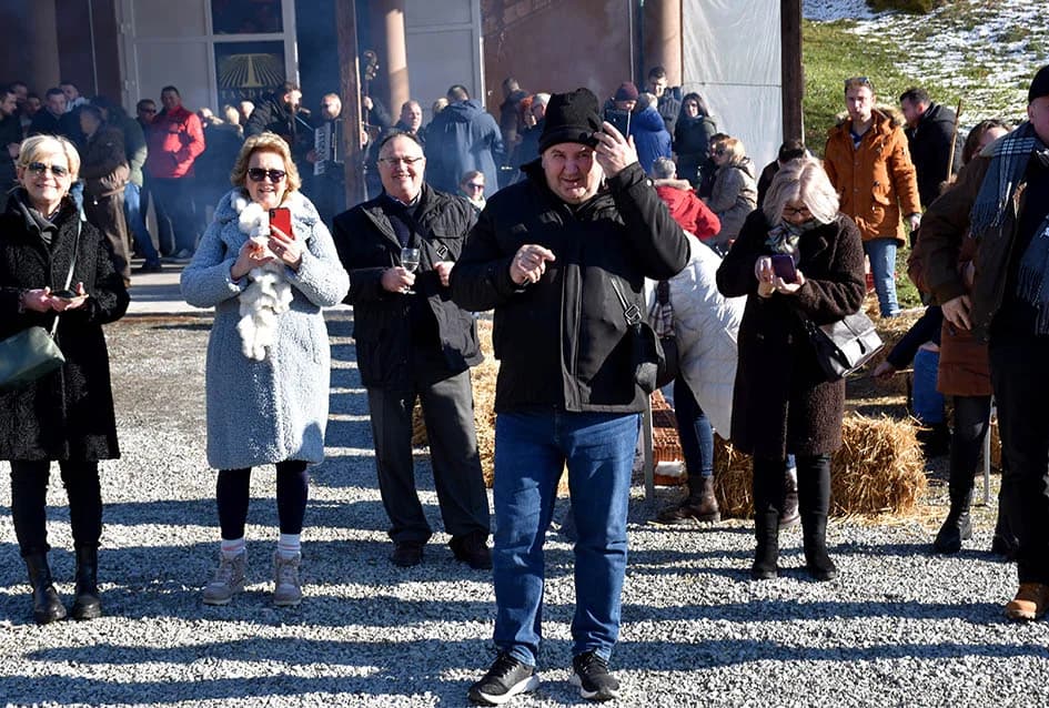 /FOTO/ Pojeden pršut od 12 kilograma i dvije stotine sarmi